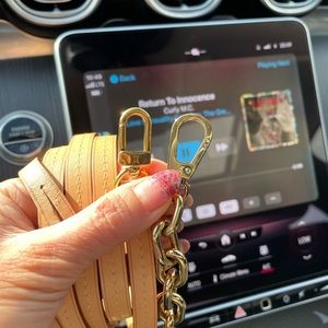 Authentic LV leather strap very good condition